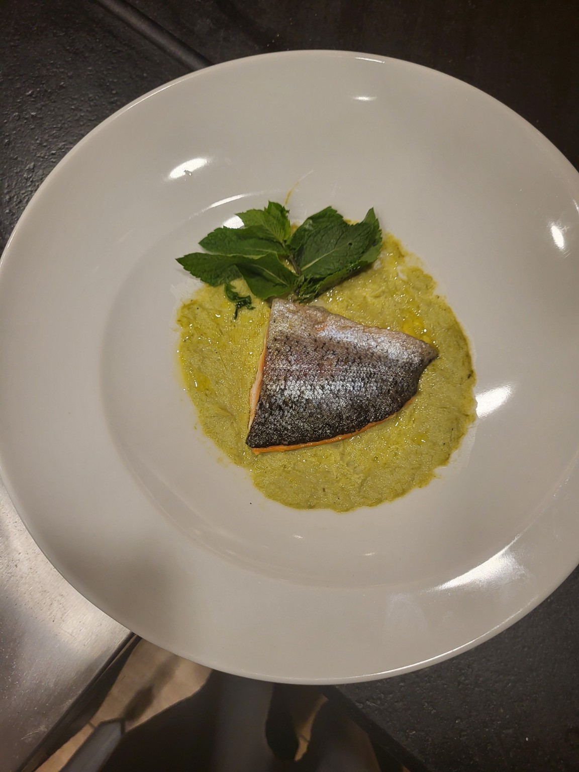 Poisson dressé avec une garniture de légumes
